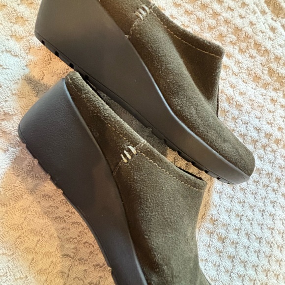 Thom Mcan size 7 slip on leather wedge green shoes - Picture 2 of 8